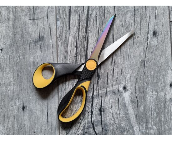 Spezialschere für kinesiologische Tapes – Titanium-beschichtet für scharfe, präzise Tapeschnitte. Unverzichtbar fürs Tiertaping. Bei imFUTTERSACK bestellen.